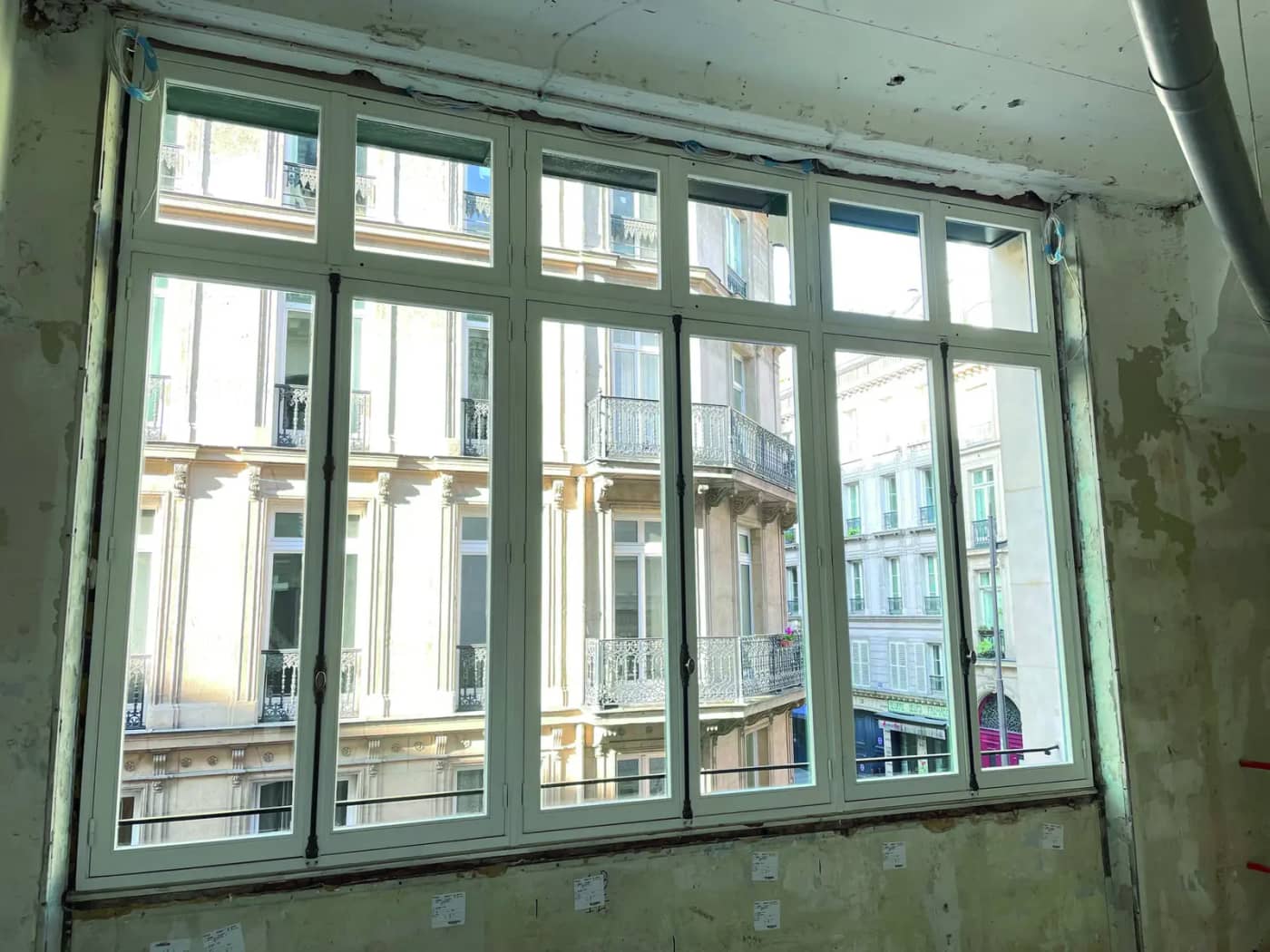 À Paris, le réemploi des menuiseries bois passe à l’échelle industrielle